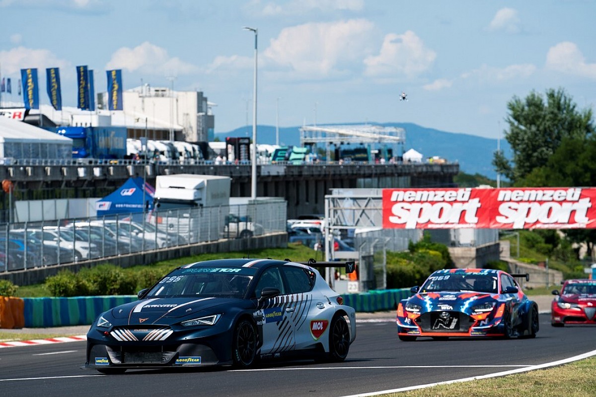 Azcona on top as Pure ETCR rivals collide in Hungary