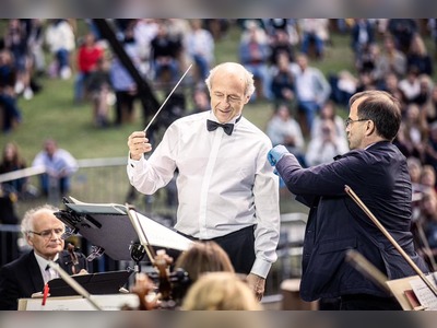 Iván Fischer Gets Vaccinated While Conducting a Concert