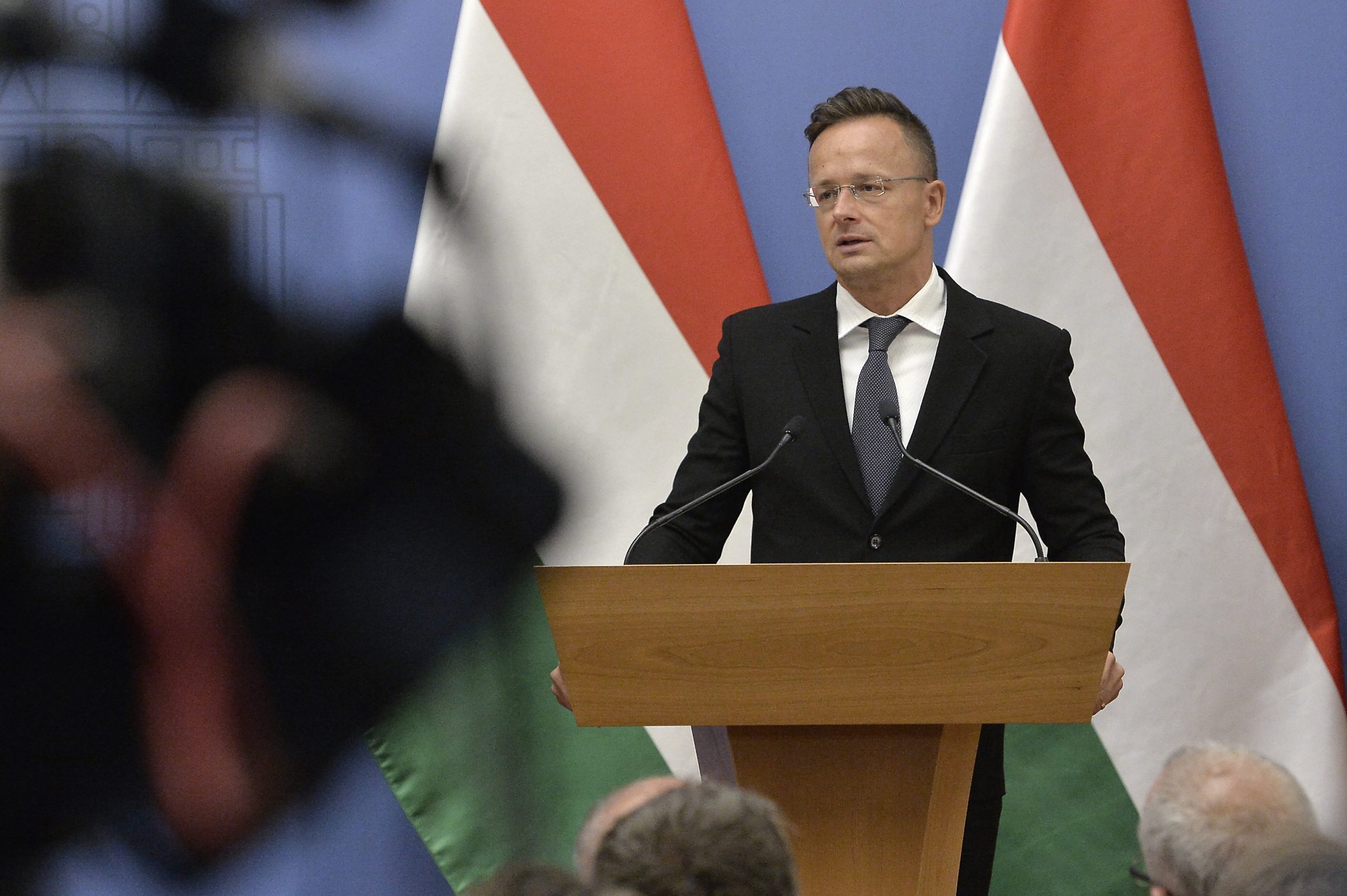 FM Szijjártó Warns of ‘Vicious Circle’ of Pandemic, Migration - Hungary Today