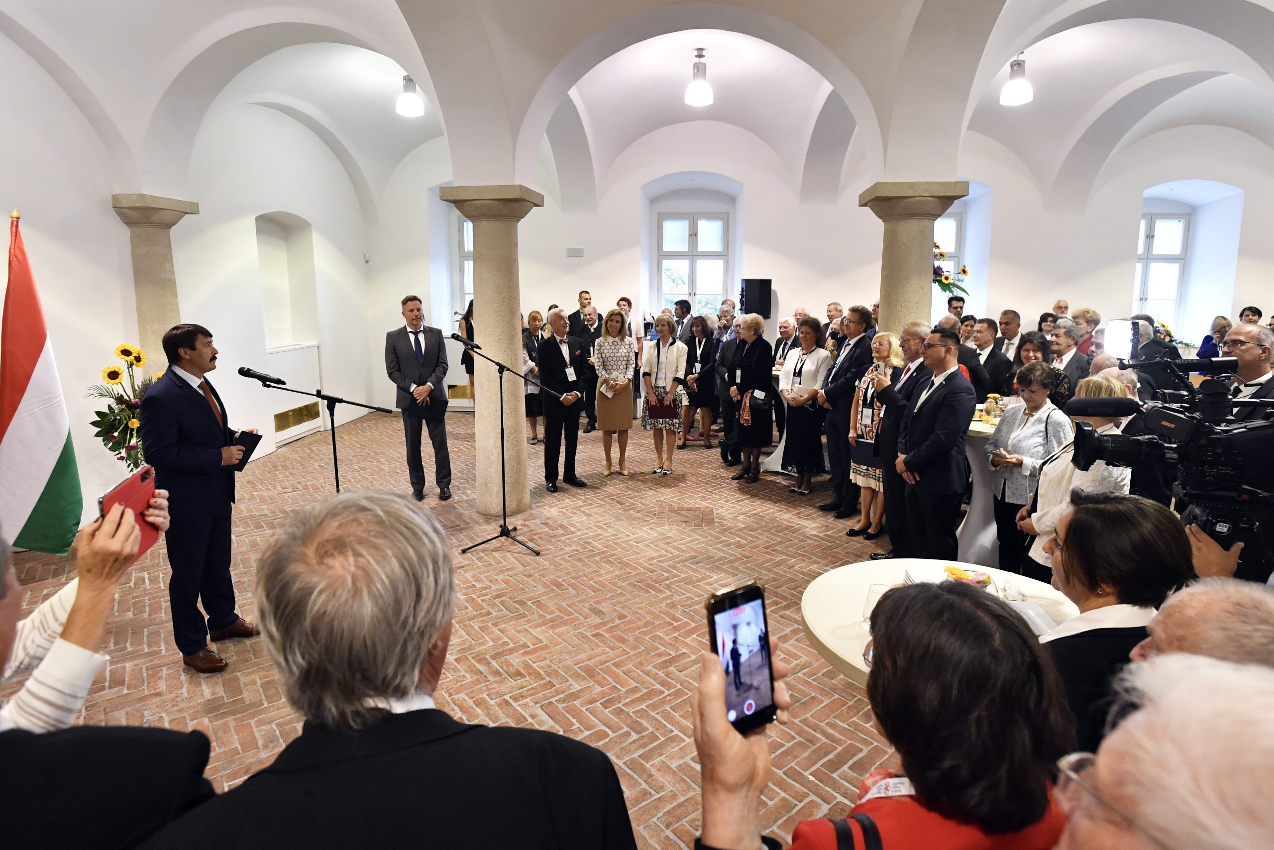 President Áder to 'Friends of Hungary' Delegates: "With reason, talent, will and faith we will not only subdue the epidemic but also succeed in recovery"