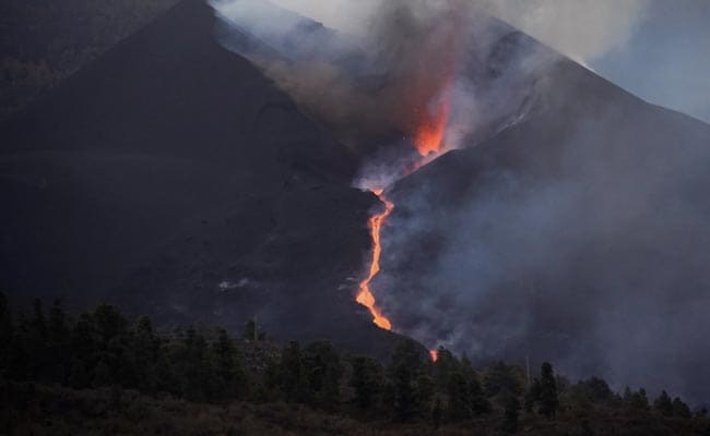 Lava Blocks As Big As Buildings Falling From Volcano In Spain