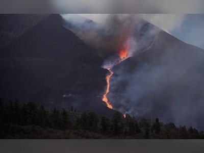 Lava Blocks As Big As Buildings Falling From Volcano In Spain