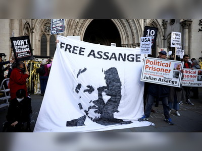 Assange & fiancée sue ‘creepy elements of UK government,’ and here’s why