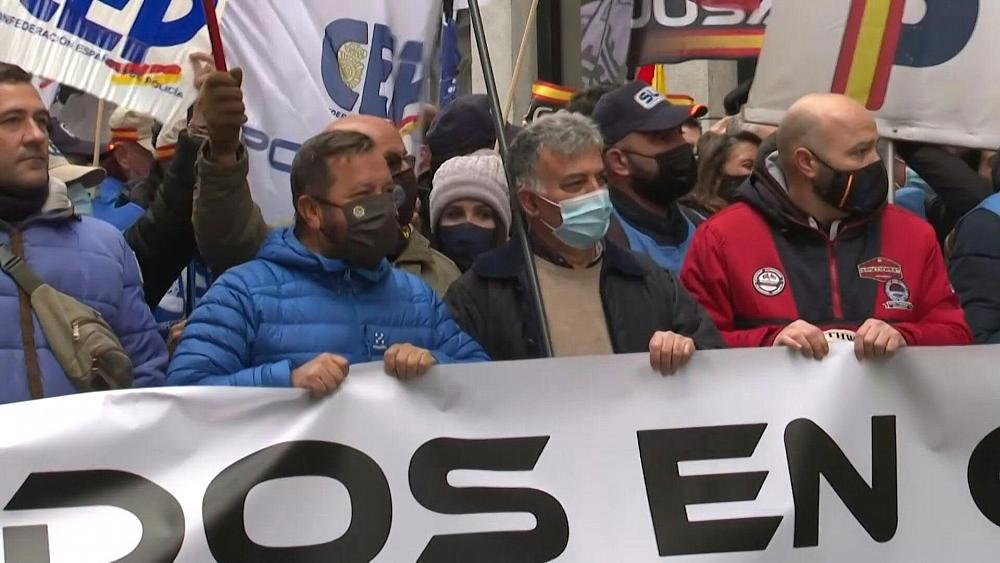 Spanish police protest plan to reform unconstitutional "gag law"