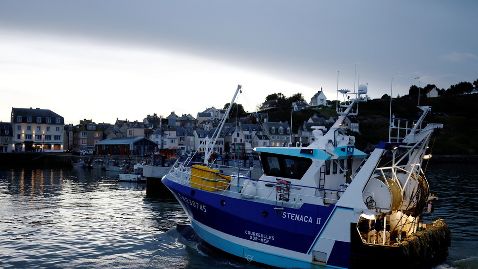 Britain wants to de-escalate fishing row with France, says environment minister, as Paris releases detained trawler