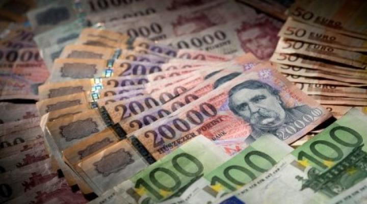 Forint, zloty firm on expectations of more rate hikes to come