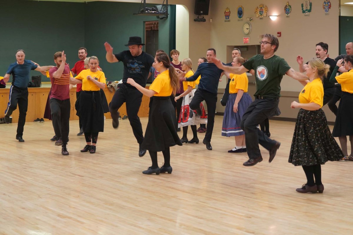 Hungarian expats dance for Ukraine