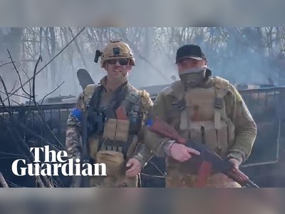 US volunteer soldiers appear in Ukraine frontline footage – video
