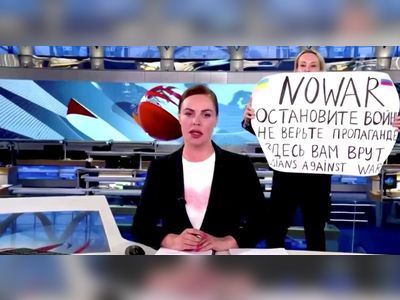 Anti-war protester in studio disrupts live Russian state TV news