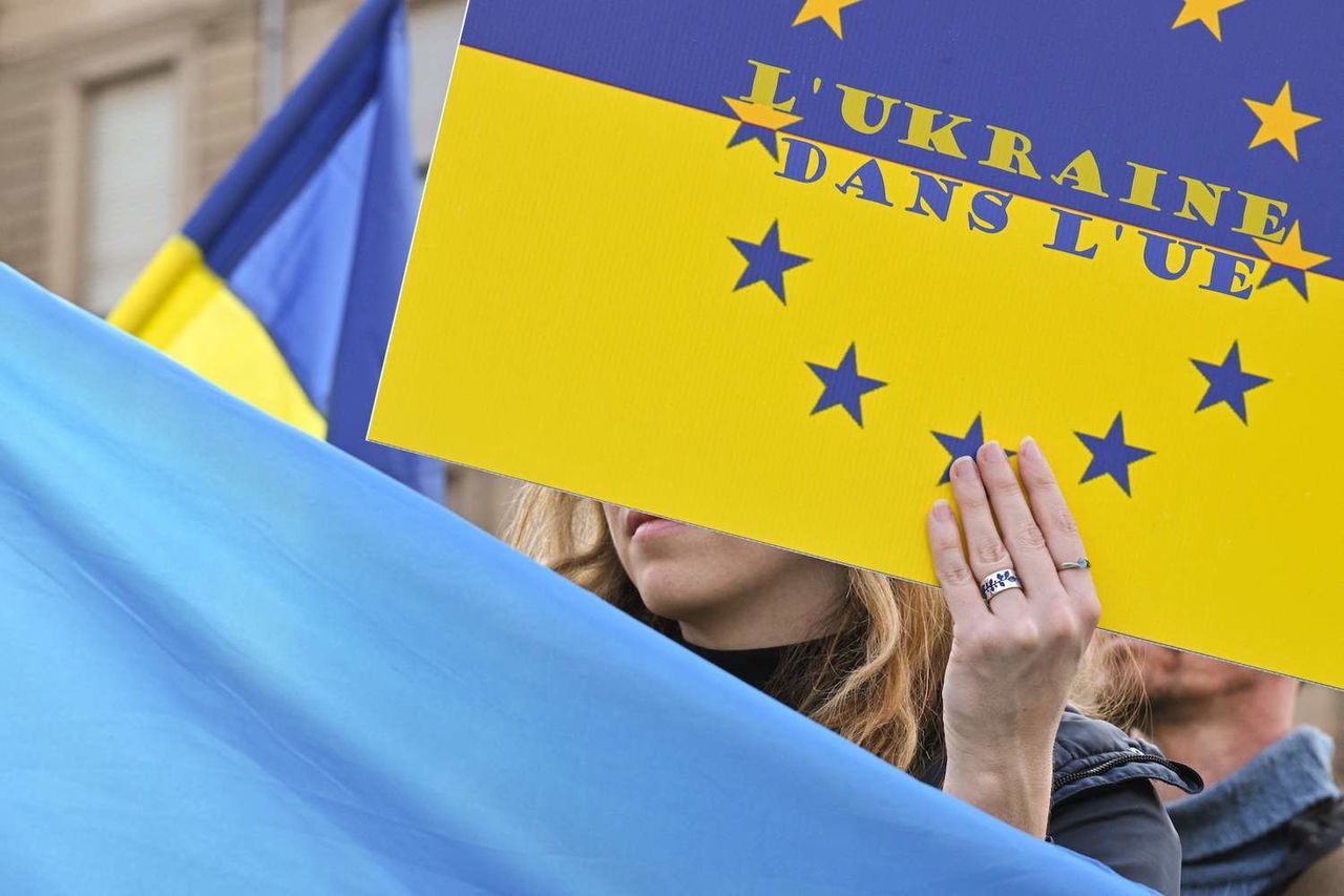 EU grants Ukraine candidate status