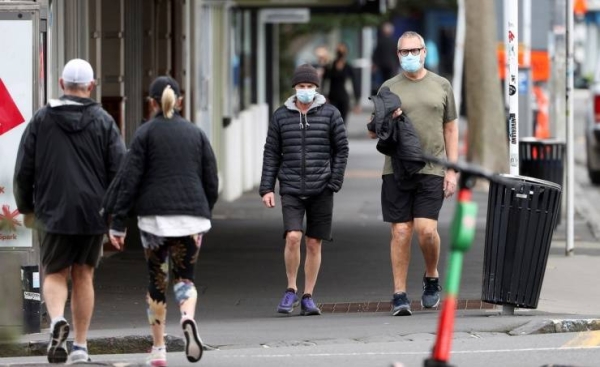 New Zealand announces free masks, tests as health system struggles with COVID
