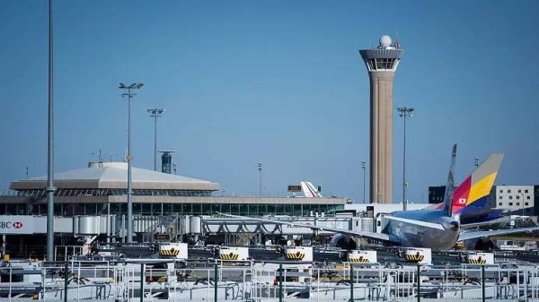 Knife-wielding man shot dead at Paris airport