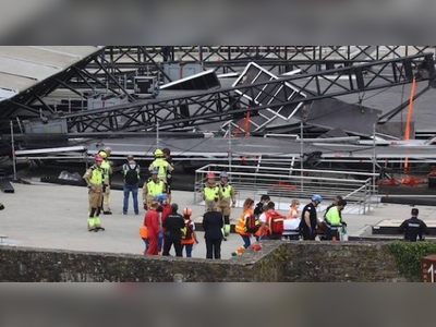 Stage collapse kills one, injures 17 in Spain