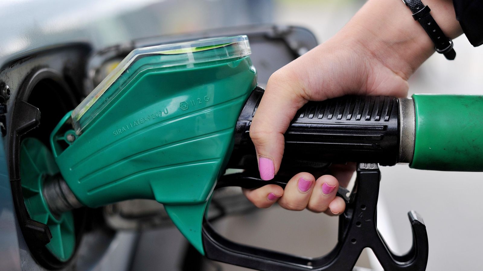 Campaigners call for 25p cut in fuel duty to reduce cost of living crisis
