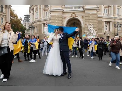 Scenes of joy as Ukrainians celebrate the liberation of Kherson