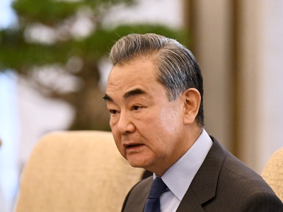 China’s foreign minister warns US not to cross its ‘red line’