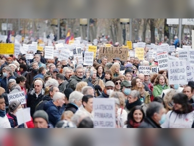 Tens of thousands of Spanish health workers protest regional government cuts