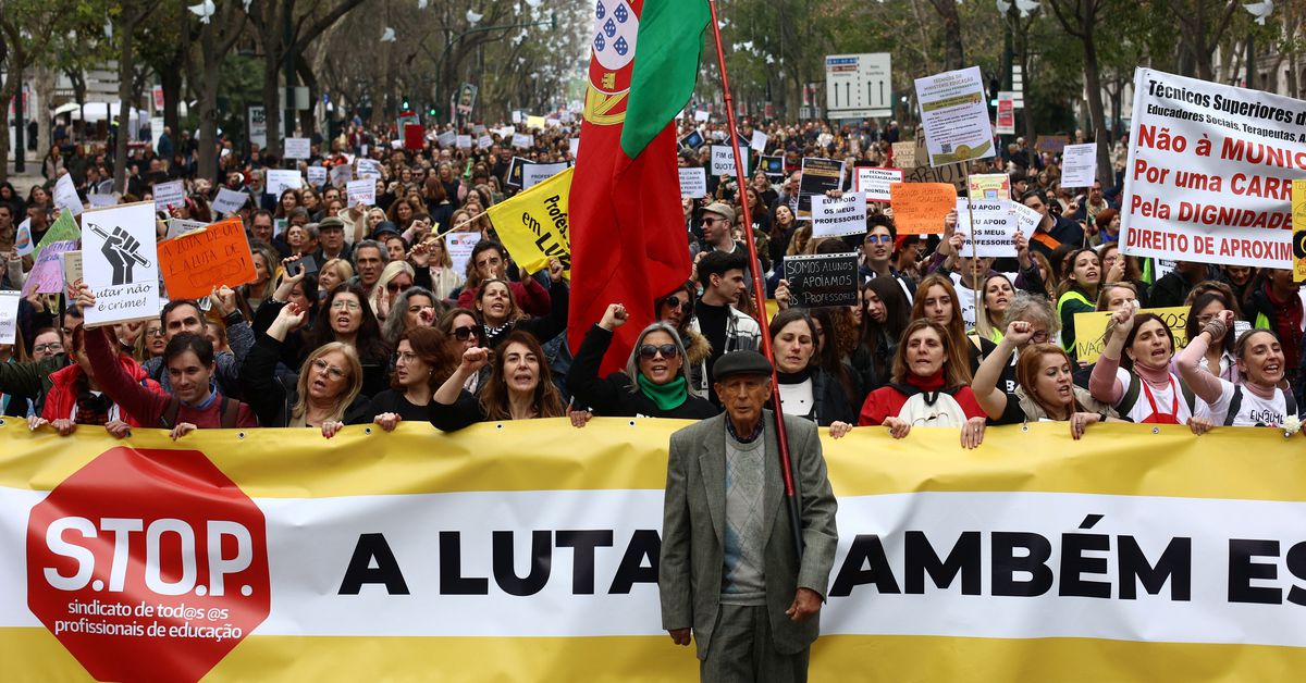 Thousands of teachers take to Lisbon streets to demand higher wages