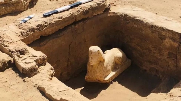 Egypt archaeology: Dig unearths smiling mini-sphinx