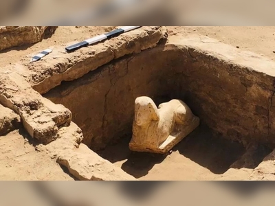 Egypt archaeology: Dig unearths smiling mini-sphinx