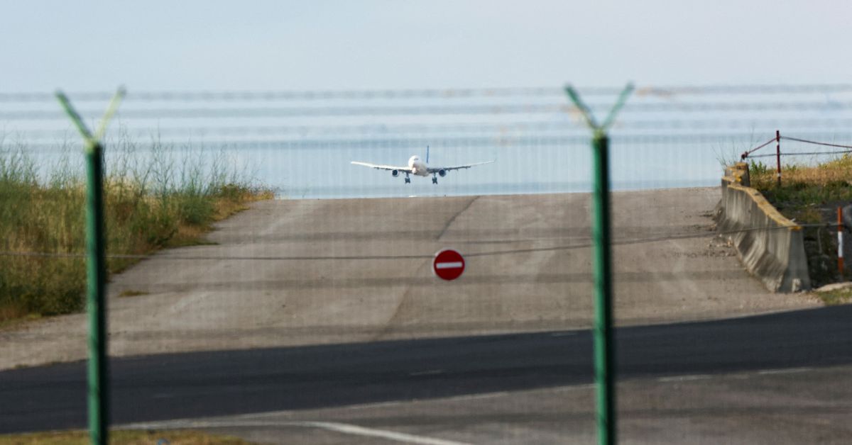 Portugal abolishes scandal-hit border service, strike looms