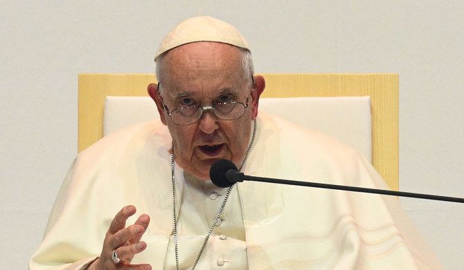 Pope, meeting refugees, says better future possible