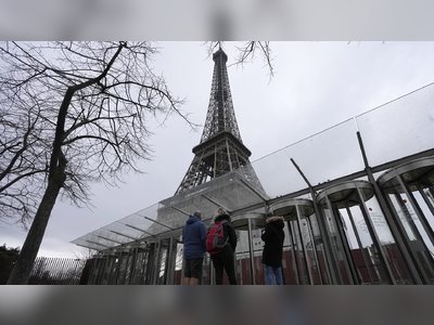 Thousands of Tourists Disappointed as Eiffel Tower Strike Continues in Paris